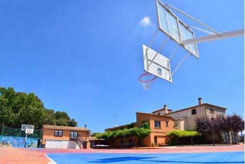 Casa de colònies Can Miqueló pista de basquet