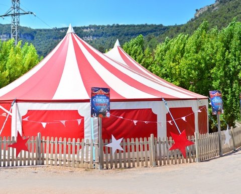 Casa de colònies La Llobeta carpa de circ