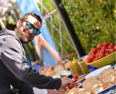 COMER Y PASAR EL DÍA EN GRUPO