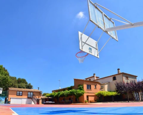 Casa de colonias Can Miqueló pista de baloncesto