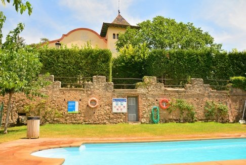 Casa de colonias La Llobeta piscina