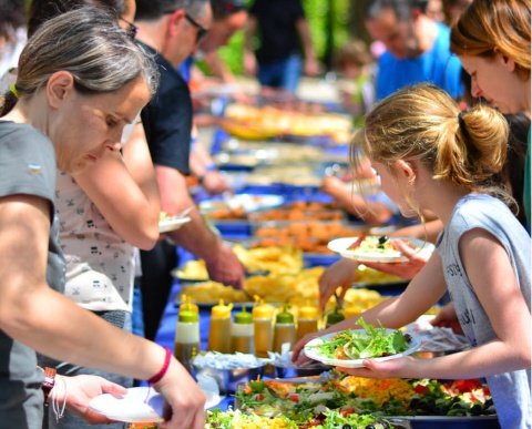 COMER Y PASAR EL DÍA EN GRUPO