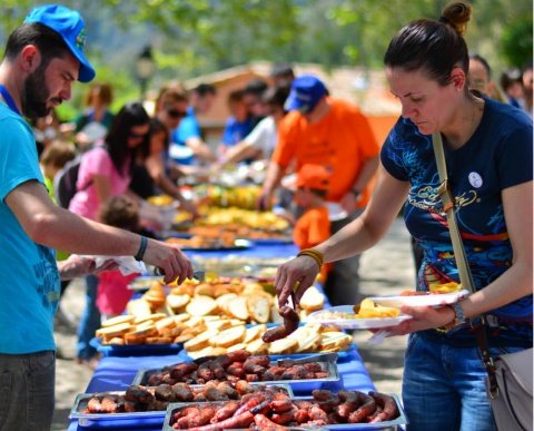 COMER Y PASAR EL DÍA EN GRUPO