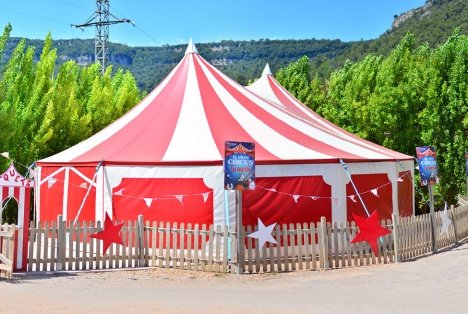 Casa de colonias La Llobeta carpa de circo